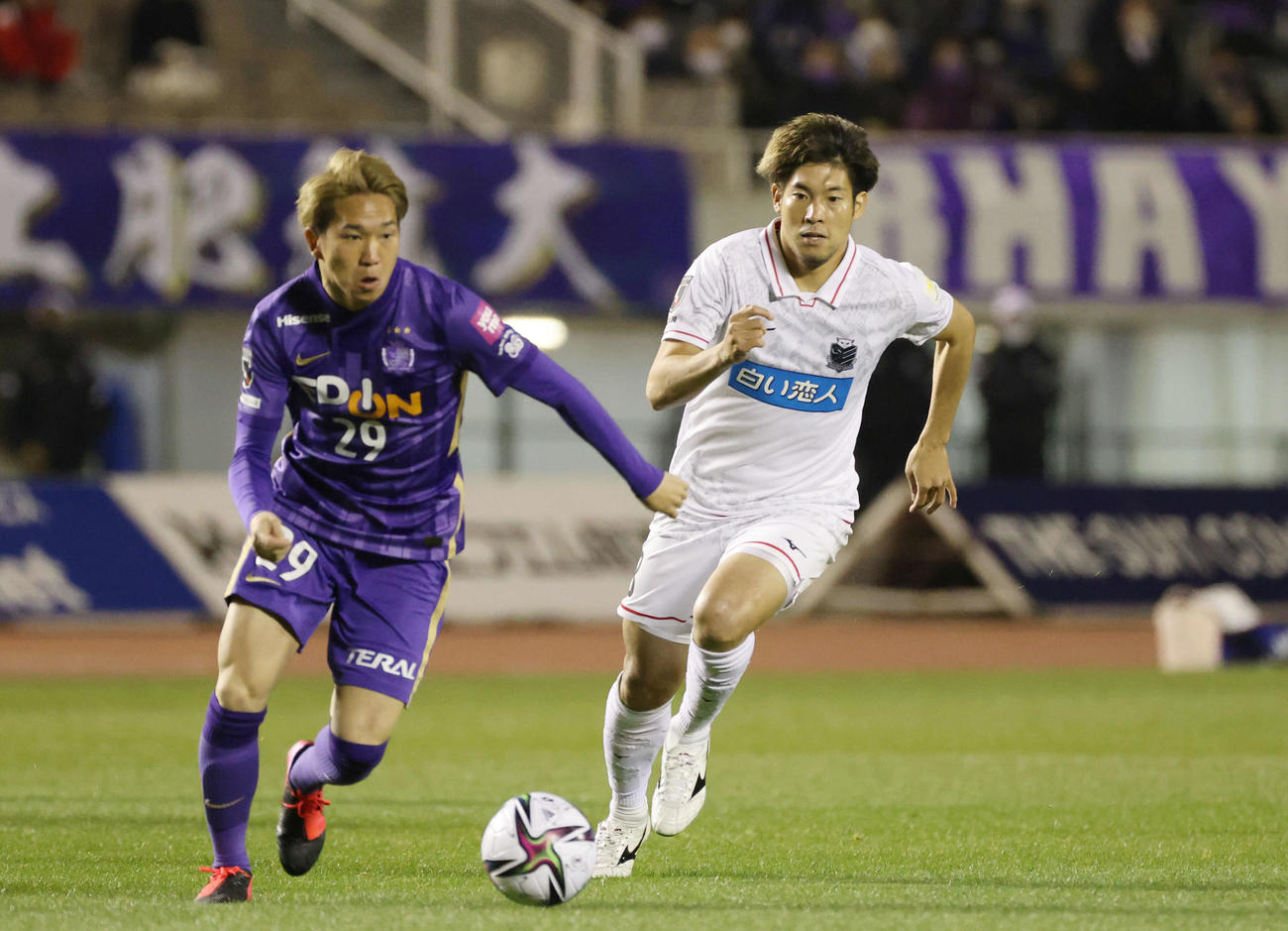 J1広島対札幌　今季リーグ戦初先発した札幌MF深井（右）（撮影・加藤孝規）
