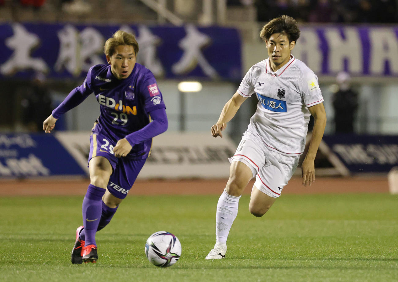 J1広島対札幌　今季リーグ戦初先発した札幌MF深井（右）（撮影・加藤孝規）