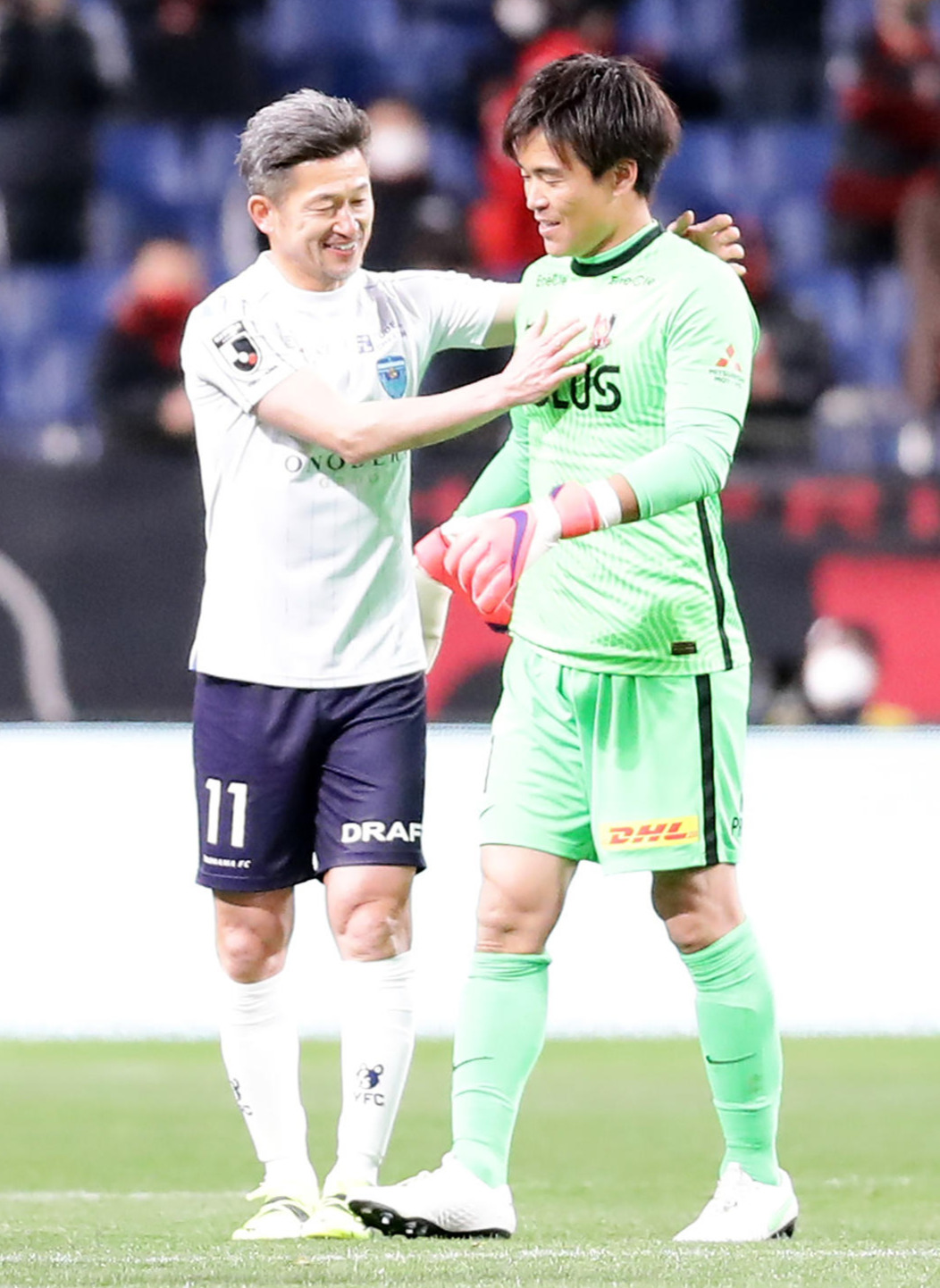 浦和対横浜FC　終了後、笑顔で浦和GK西川（右）をねぎらう横浜FC・FWカズ（撮影・浅見桂子）