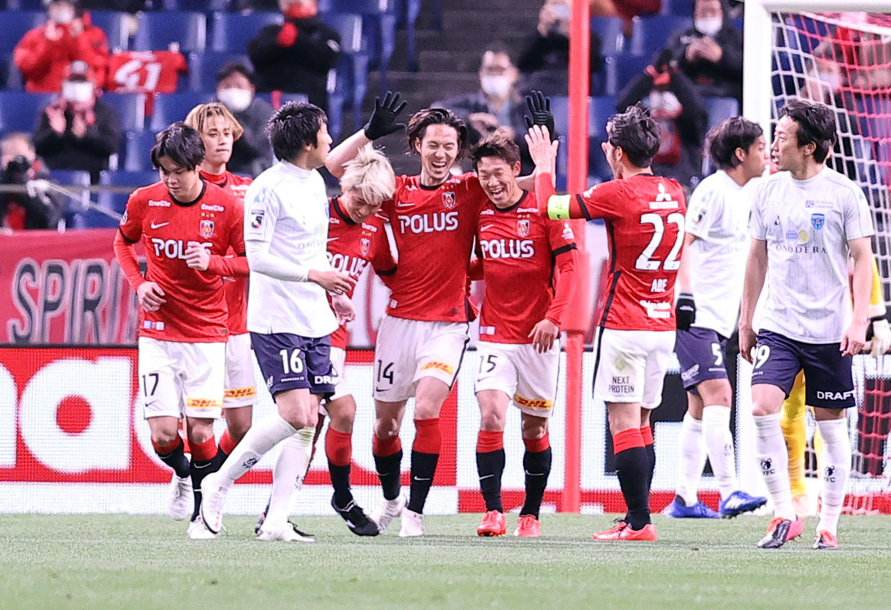 浦和対横浜FC　前半、先制のPKを決めた浦和FW杉本（中央）はイレブンと喜び合う（撮影・浅見桂子）