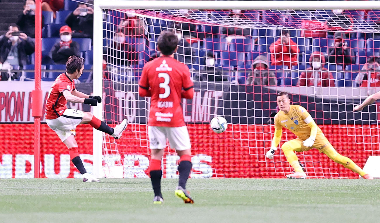 浦和対横浜FC　前半、先制のPKを決める浦和FW杉本（左）（撮影・浅見桂子）