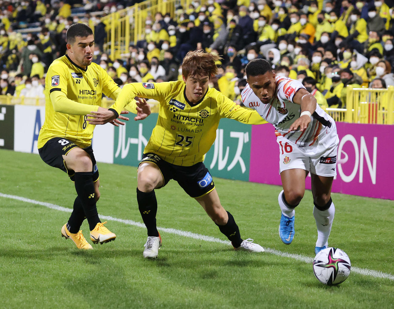 柏対名古屋　前半、競り合う柏DF大南（中央）と名古屋FWマテウス。左は柏DFヒシャルジソン（撮影・鈴木正人）