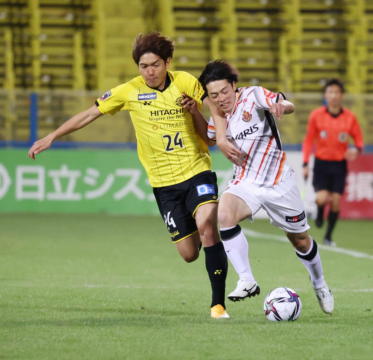 柏対名古屋　前半、競り合う柏DF川口（左）と名古屋FW相馬（撮影・鈴木正人）