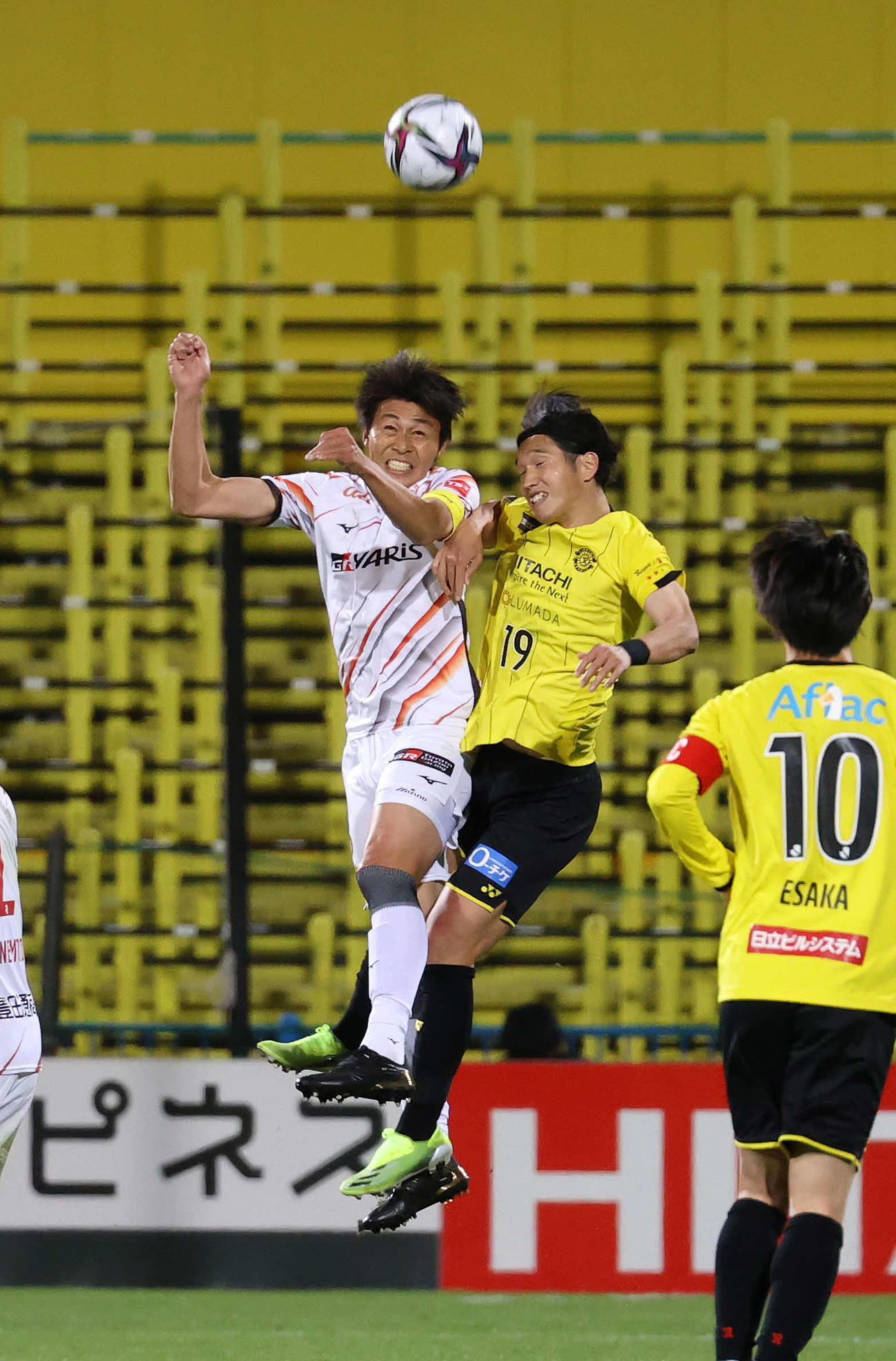 柏対名古屋　前半、競り合う名古屋DF丸山（左）と柏FW呉屋（撮影・鈴木正人）