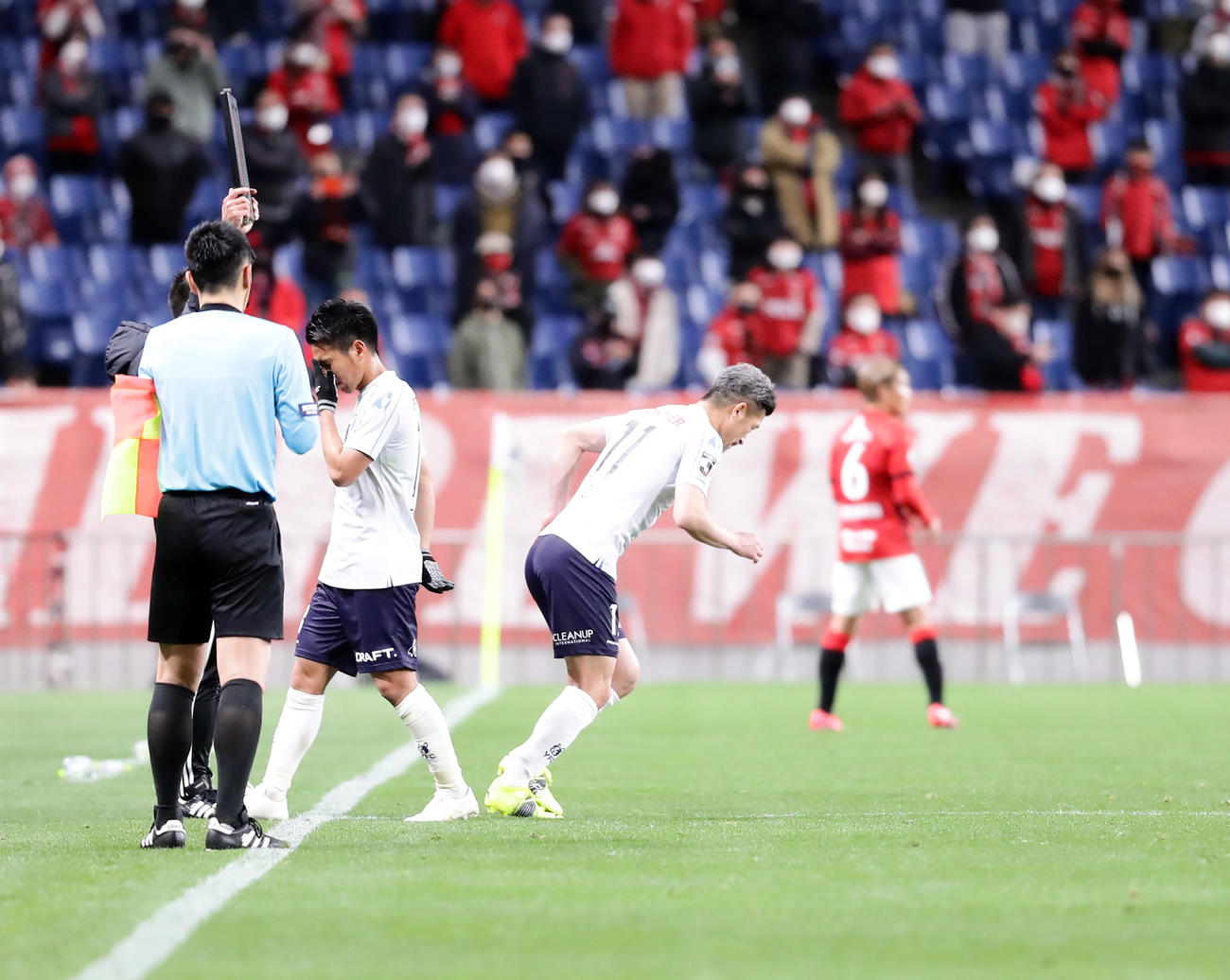 浦和対横浜FC　後半終了間際、横浜FC・FWカズ（中央）はピッチに入る（撮影・浅見桂子）