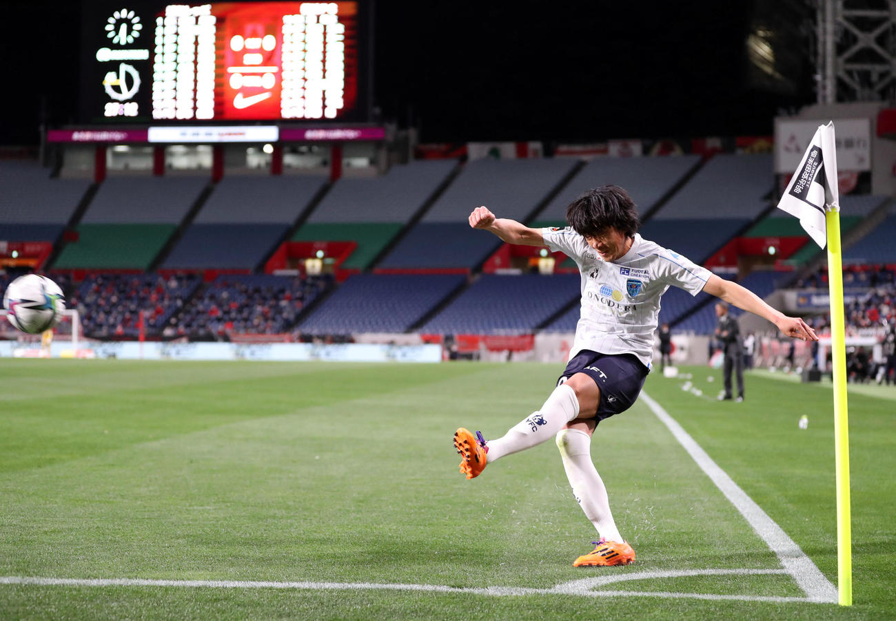 浦和対横浜FC　前半、CKを蹴る横浜FC・MF中村（撮影・浅見桂子）