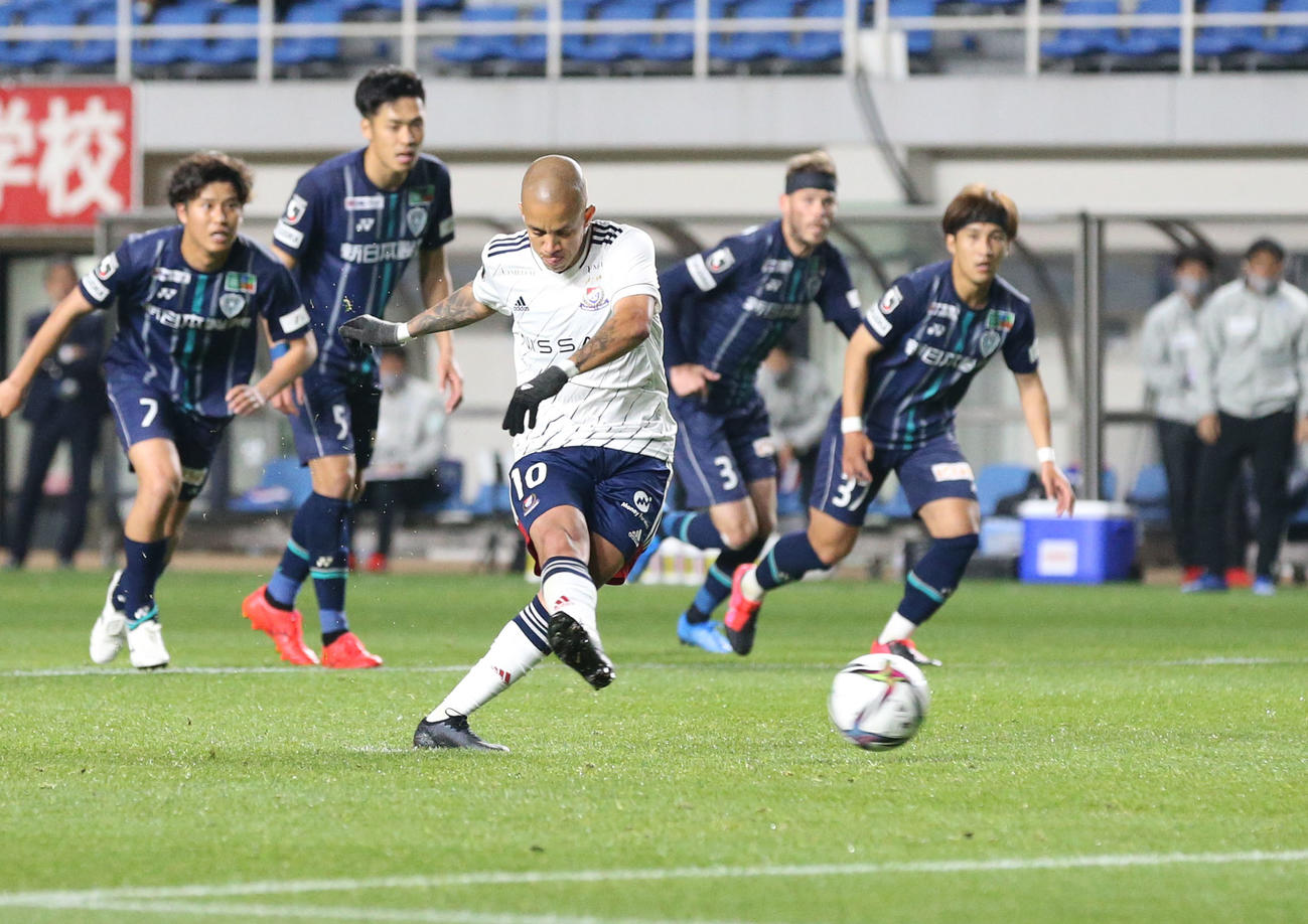 福岡対横浜　前半、横浜FWマルコスジュニオールは冷静にPKを決める（撮影・屋方直哉）