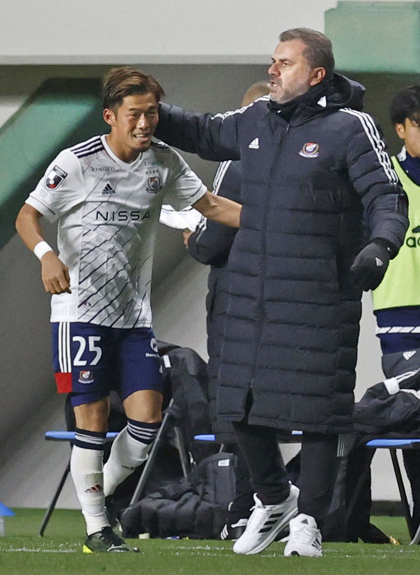 後半、チーム2点目のゴールを決めた小池（左）を祝福するポステコグルー監督（共同）