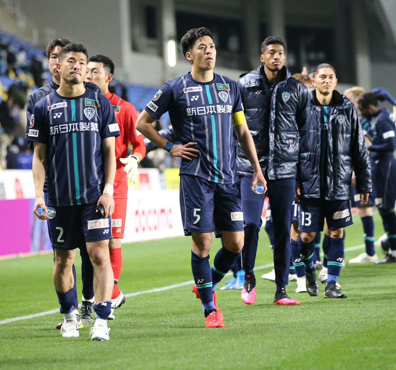 敗戦し落ち込むアビスパ福岡イレブン（撮影・屋方直哉）