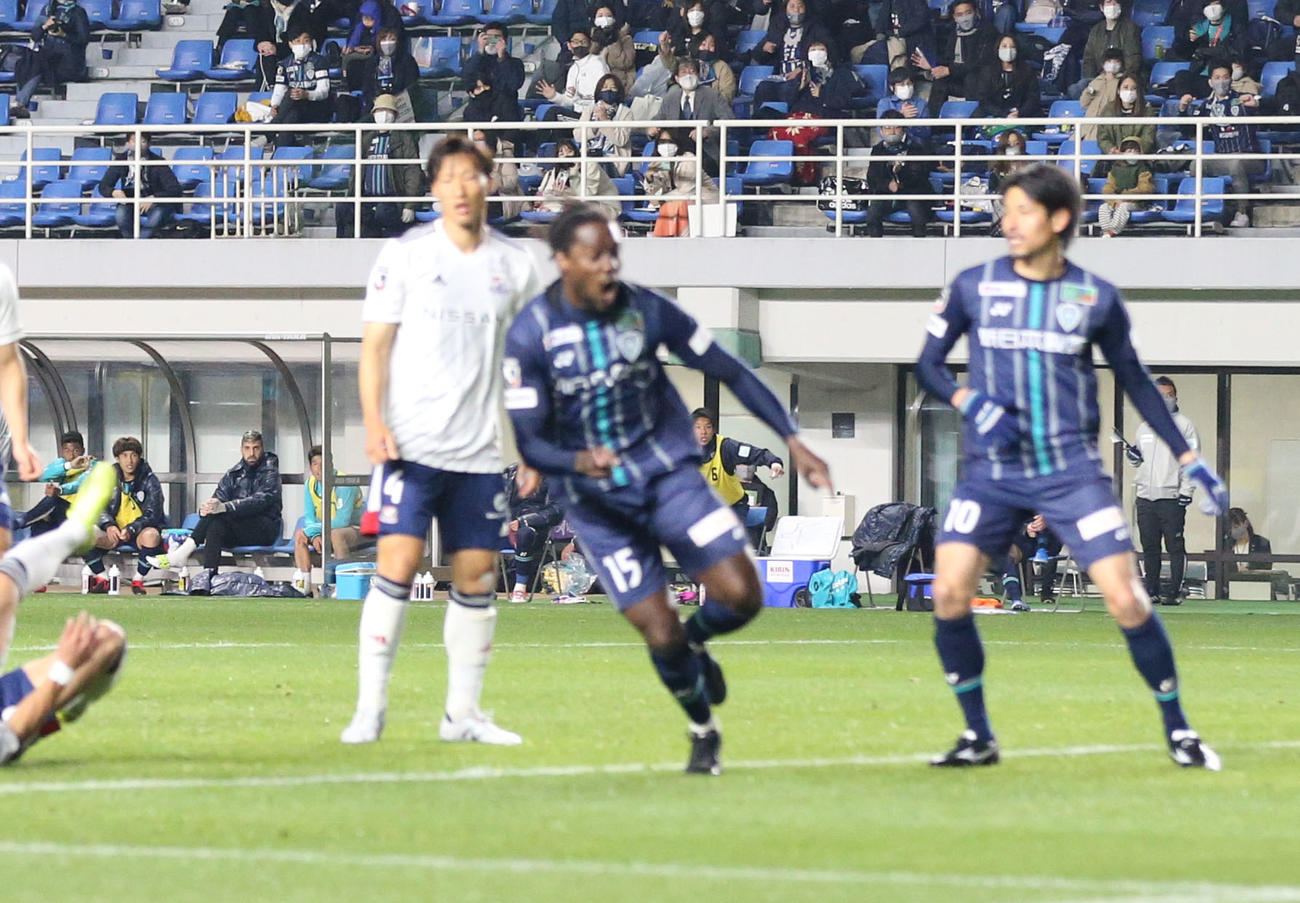 福岡のMFカウエはヘディングでゴールを決める（撮影・屋方直哉）