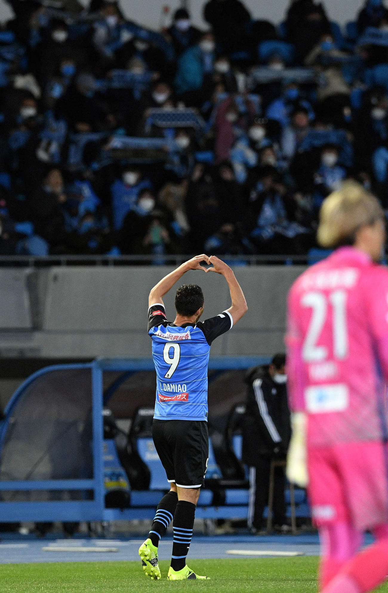 川崎F対徳島　前半、この日2本目のゴールを決めた川崎F・FWレアンドロ・ダミアンはサポーターにハートのマークを送る（撮影・滝沢徹郎）