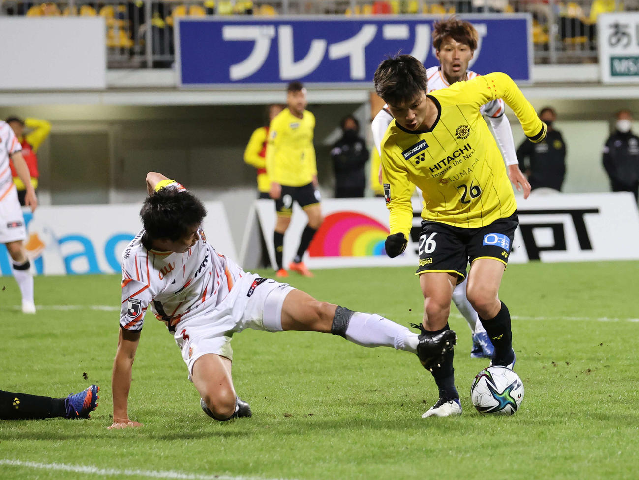 柏対名古屋　後半、ゴール前に攻め込む柏MF椎橋（右）。左は名古屋DF丸山（撮影・鈴木正人）