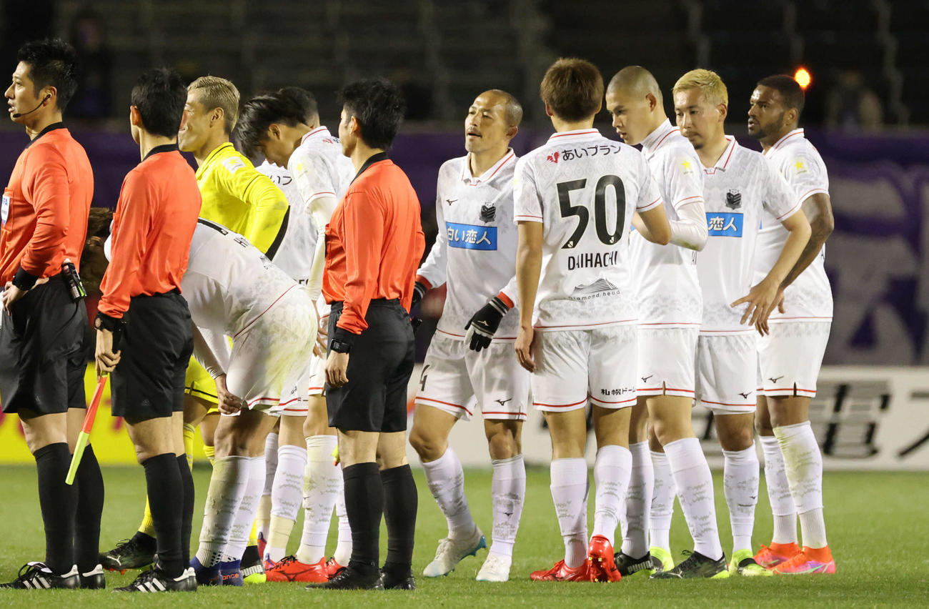 J1広島対札幌　敗れた札幌イレブン（撮影・加藤孝規）