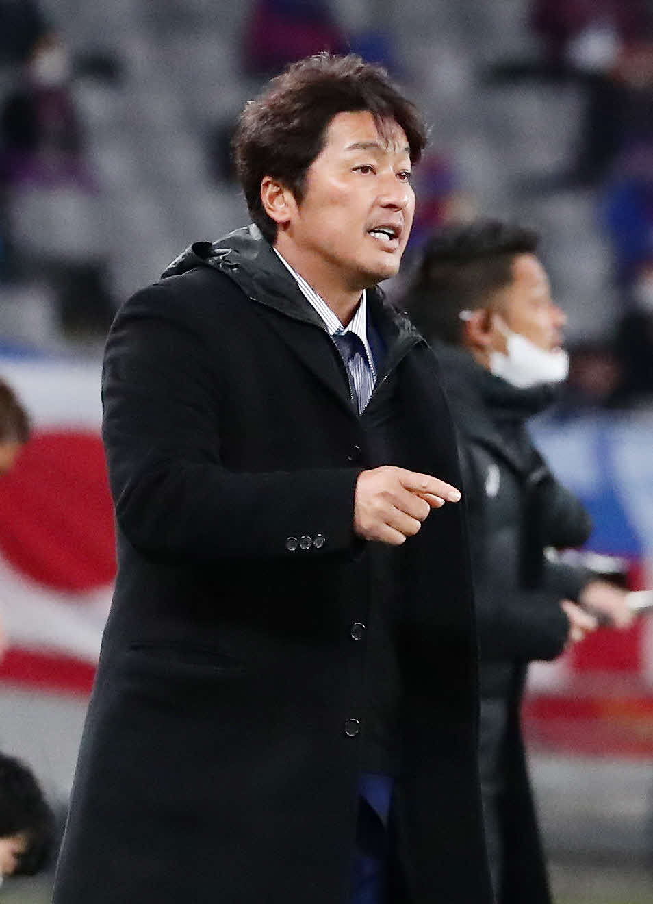 東京対神戸　後半、選手を鼓舞する神戸の三浦監督（撮影・丹羽敏通）