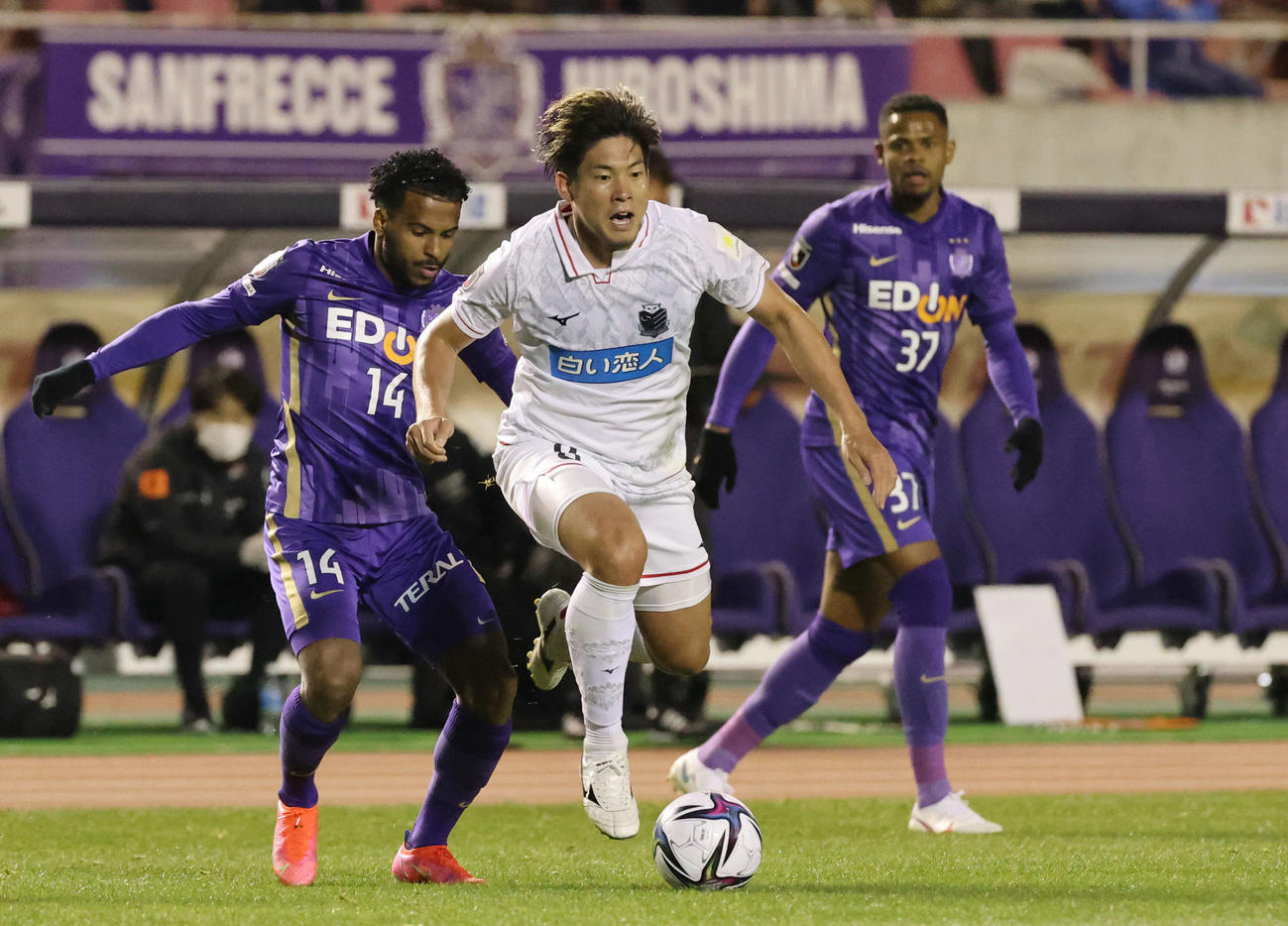 J1広島対札幌　今季リーグ戦初先発した札幌MF深井（撮影・加藤孝規）