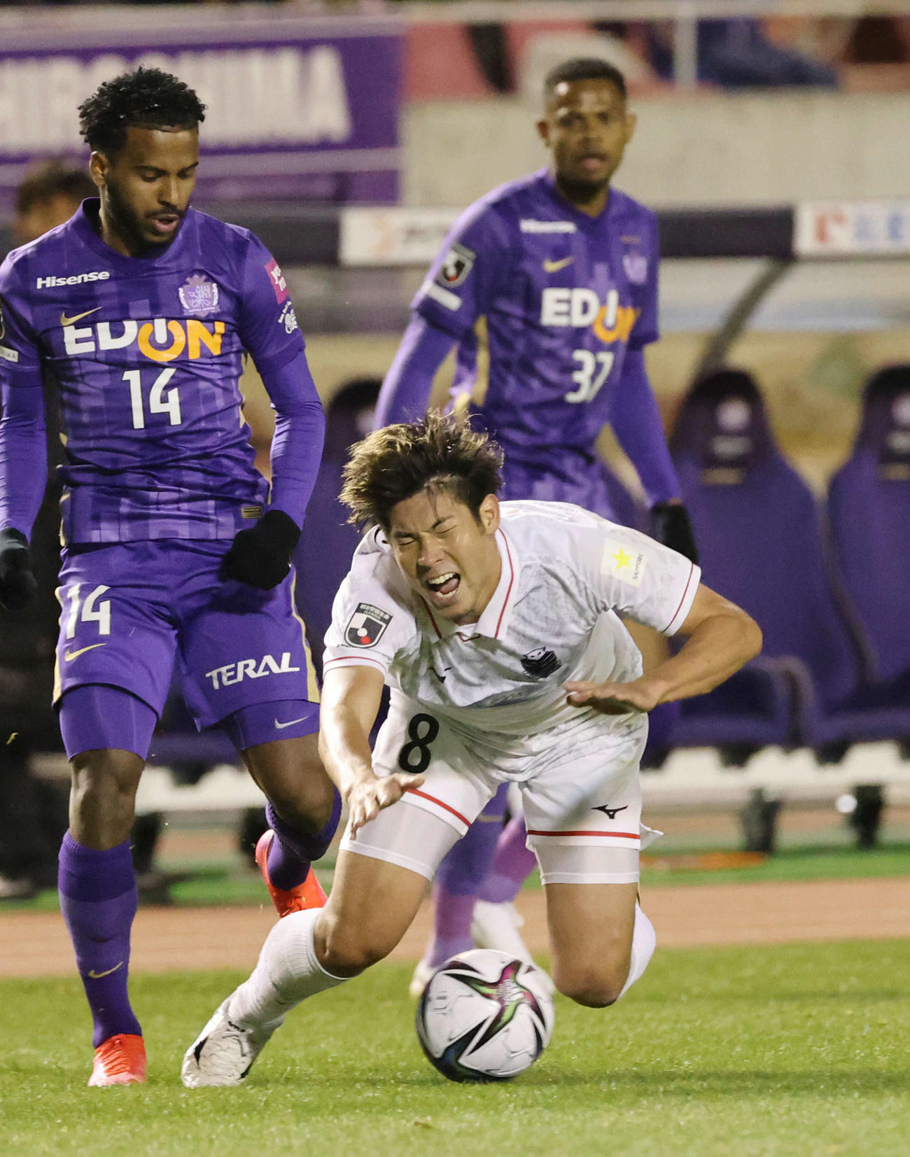 広島対札幌　後半、倒れる札幌MF・深井一希（撮影・加藤孝規）