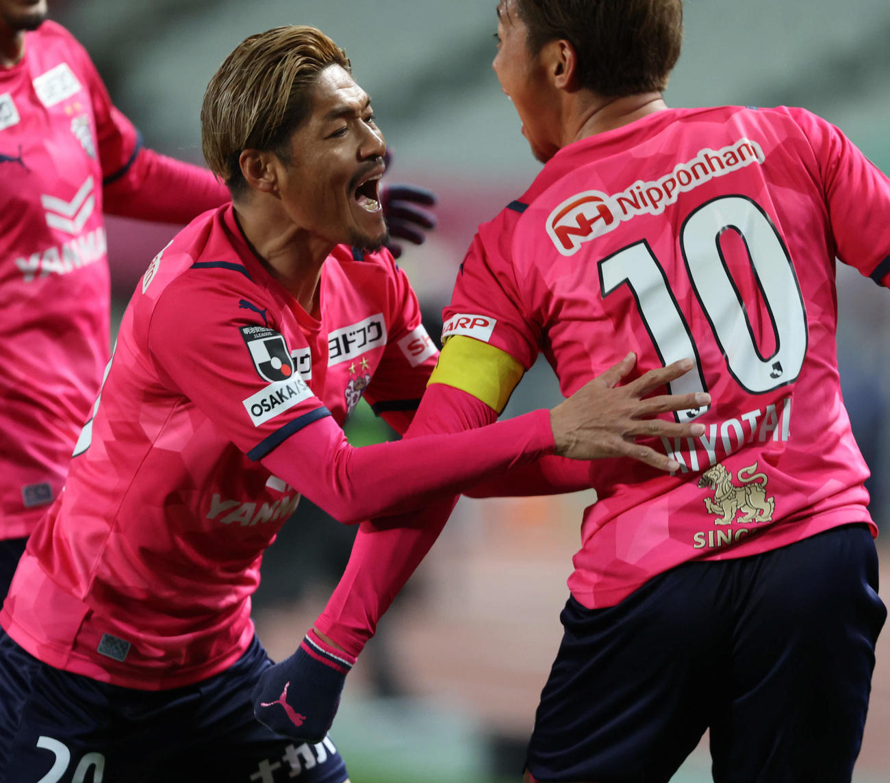 C大阪対清水　C大阪FW大久保（左）は決勝ゴールを決めた清武に抱きつく（撮影・渦原淳）