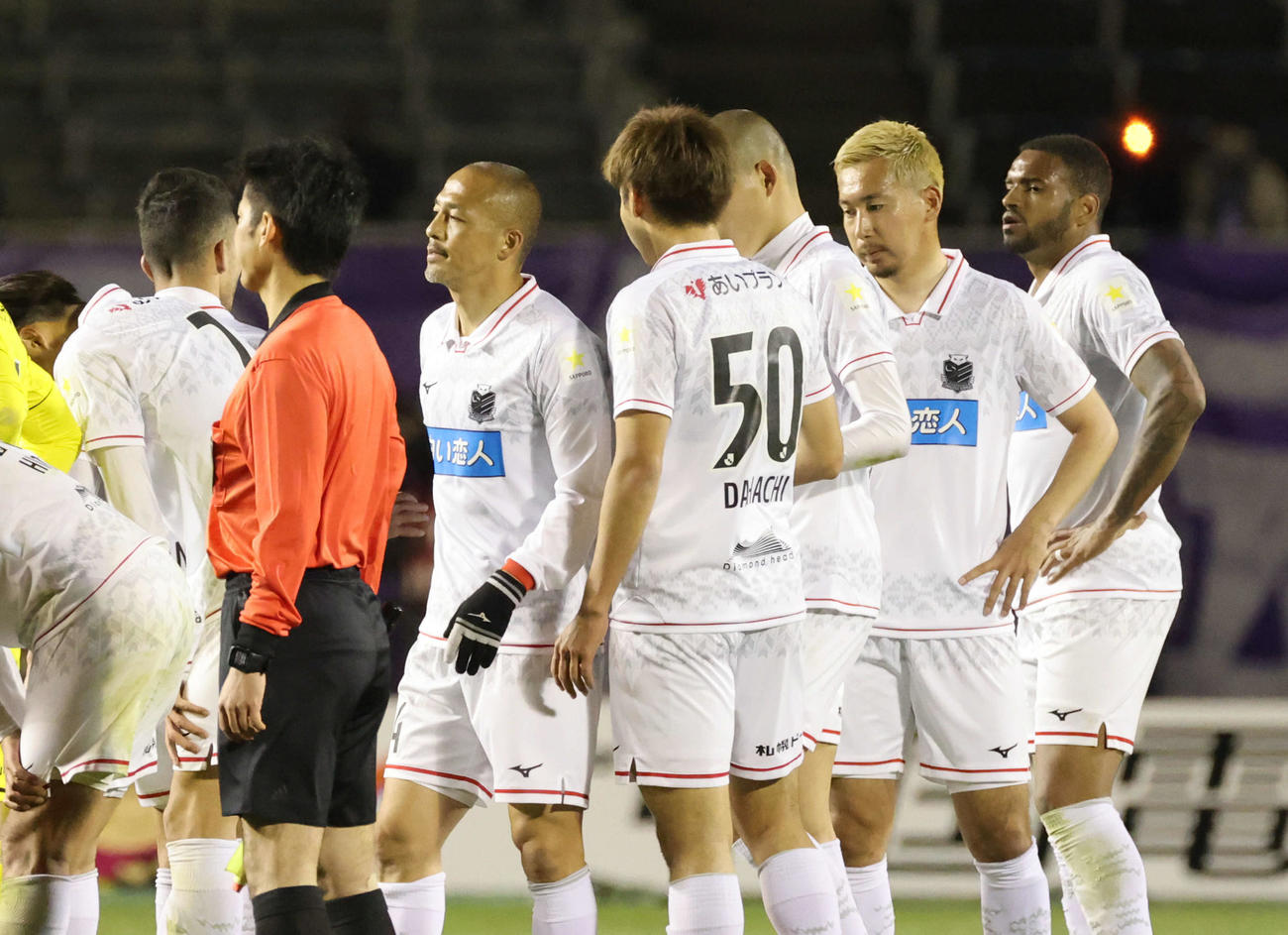 広島対札幌　敗れた札幌イレブン（撮影・加藤孝規）