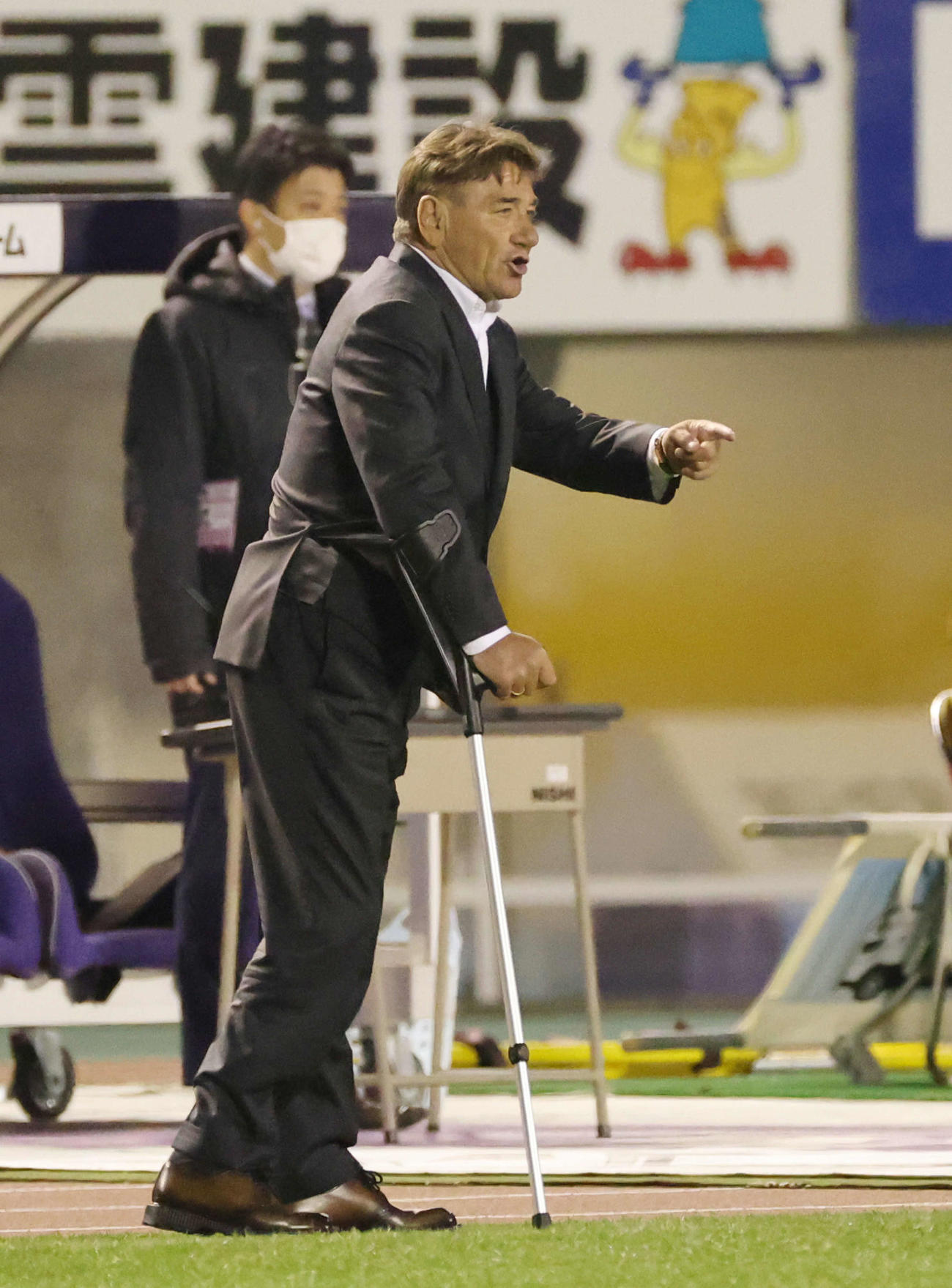広島対札幌　後半　指示を出す札幌ペトロビッチ監督（撮影・加藤孝規）
