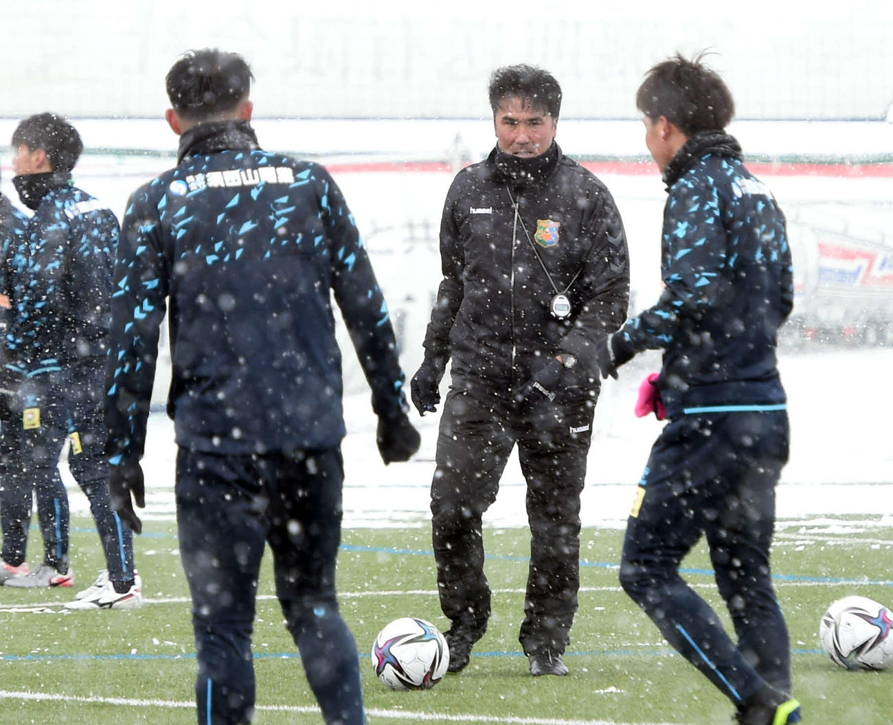 選手に指示を与える八戸葛野監督（中央）（撮影・相沢孔志）