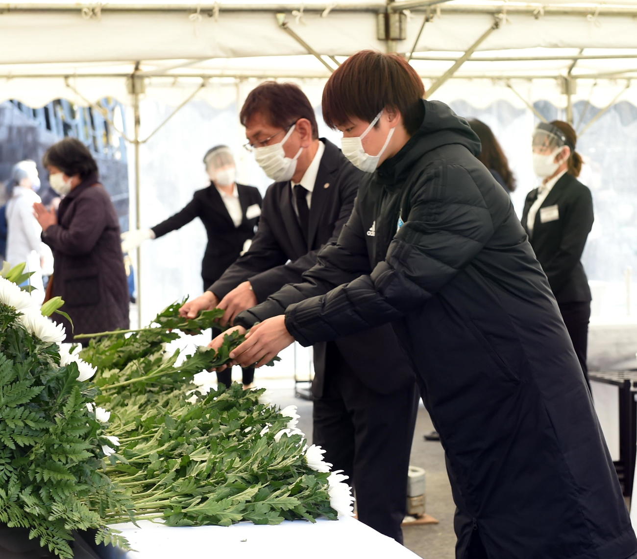 献花するマイナビ仙台松田監督（左）と浜田主将（撮影・山田愛斗）