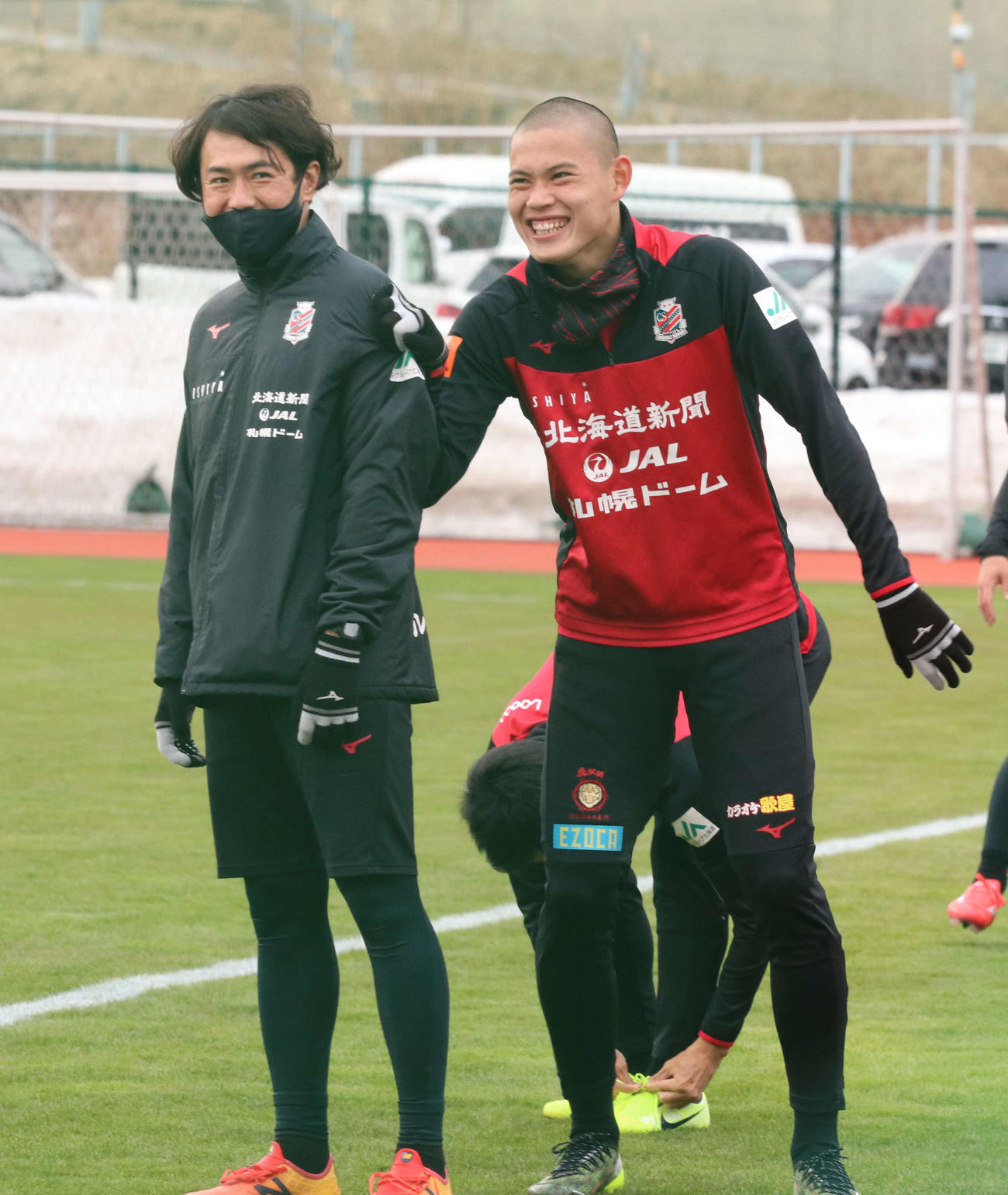 広島戦でリーグ戦デビューした札幌FW中島（右）は笑顔で練習に参加した（撮影・浅水友輝）