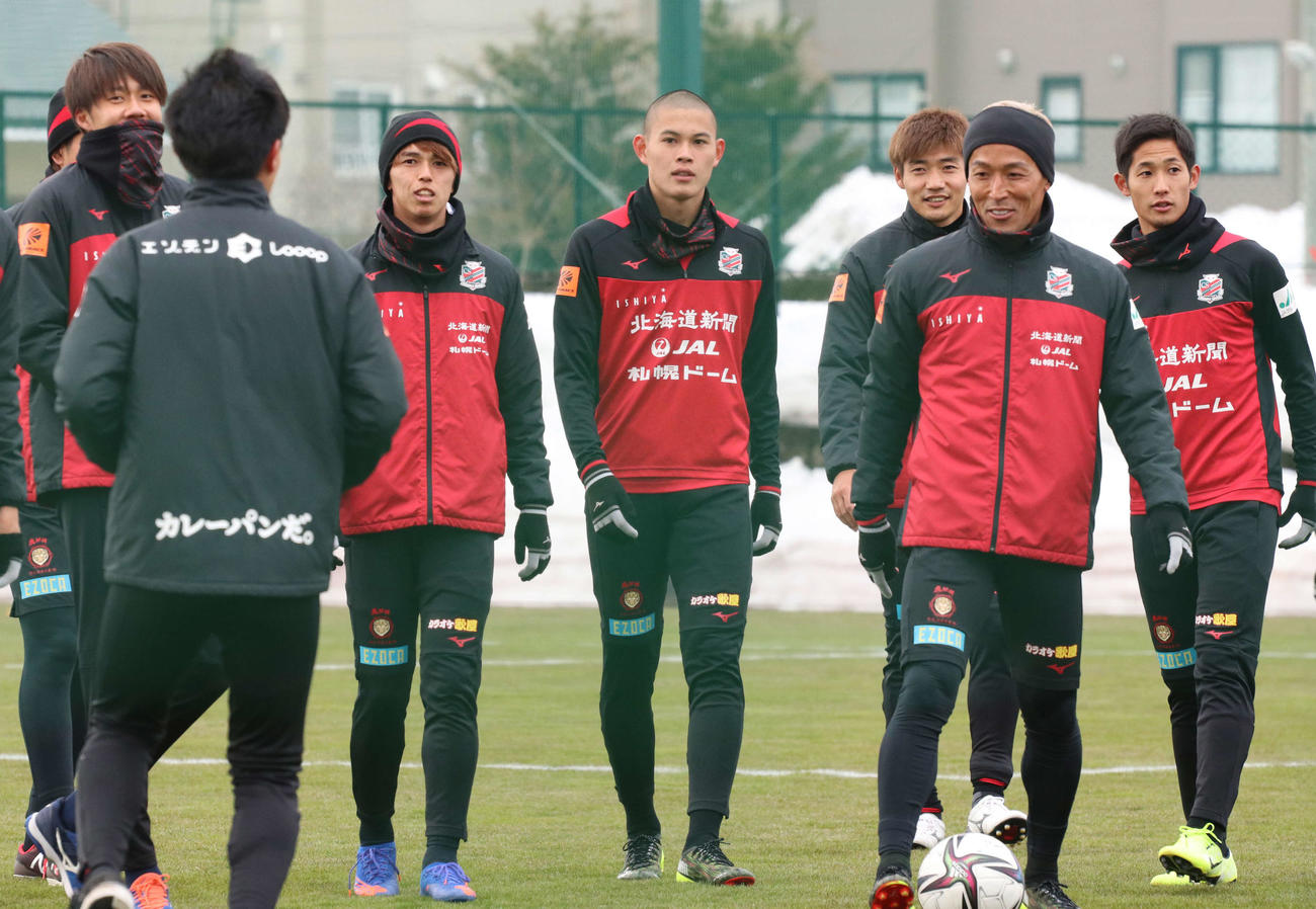 広島戦から一夜明け、宮の沢での練習をスタートしたFW中島（中央）ら札幌の選手たち（撮影・浅水友輝）