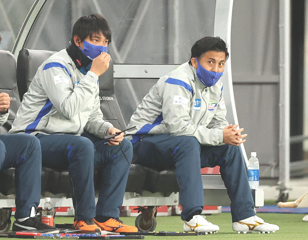 3日、入国制限のポヤトス監督に代わり、ルヴァン杯・東京戦で監督代行を務める徳島甲本ヘッドコーチ（右）