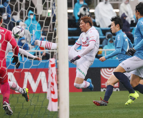 横浜FC対C大阪 前半、ゴールを狙うC大阪FW大久保(撮影・野上伸悟)