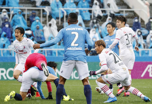 横浜FC―C大阪　前半、ヘディングで先制ゴールを決めたC大阪・豊川（右端）（共同）