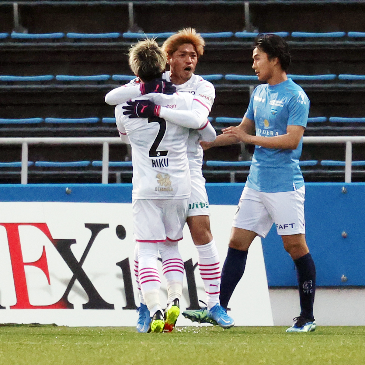 横浜FC対C大阪　後半、ゴールを決めDF松田陸（背中）と喜ぶC大阪FW大久保（撮影・野上伸悟）