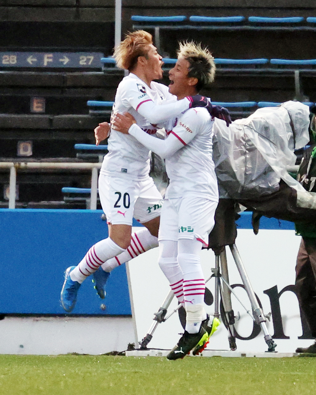 横浜FC対C大阪　後半、ゴールを決めDF松田陸（右）と喜ぶC大阪FW大久保（撮影・野上伸悟）
