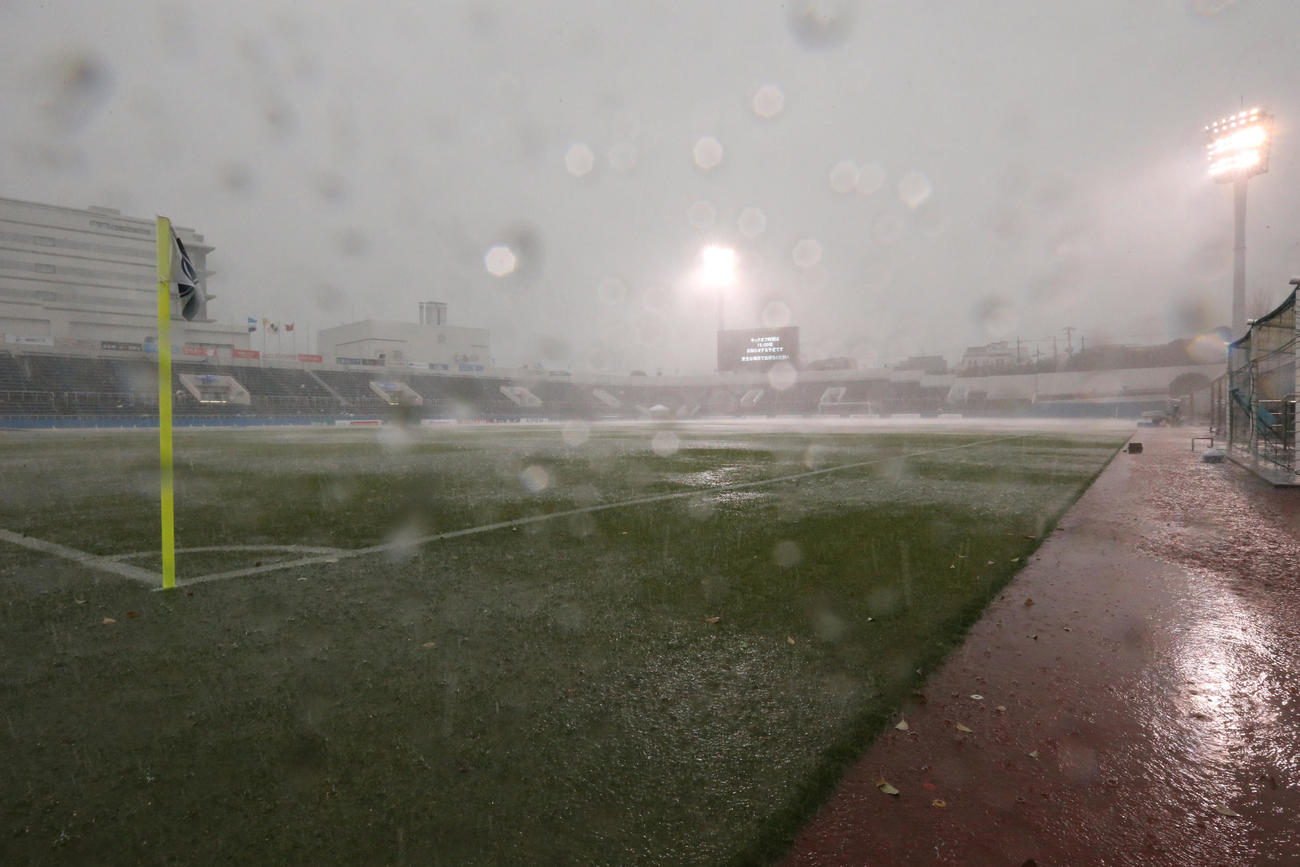 ニッパツでの横浜FC対C大阪は、豪雨や雷の影響で試合開始が午後4時に変更となった（撮影・野上伸悟）