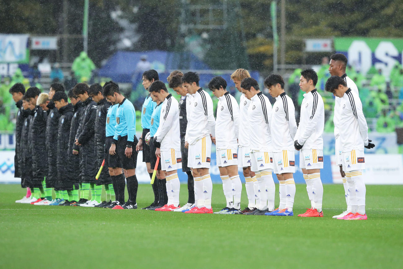 湘南対仙台　試合前、東日本大震災を追悼し黙とうする仙台、湘南両イレブン（撮影・河田真司）