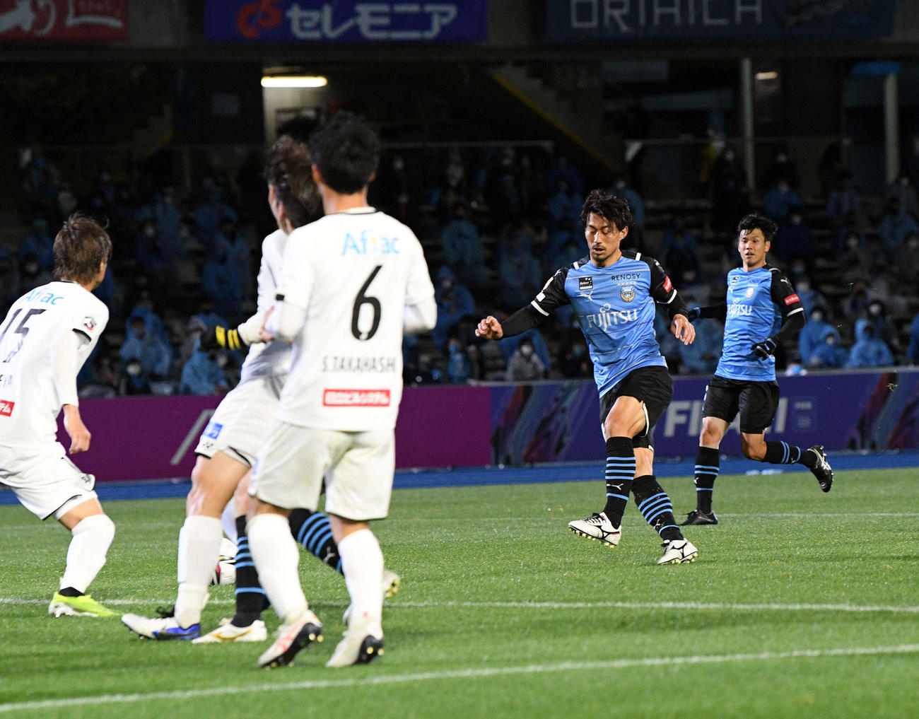 川崎F対柏　後半、ゴールを決める川崎F・MF家長（右から2人目）（撮影・滝沢徹郎）