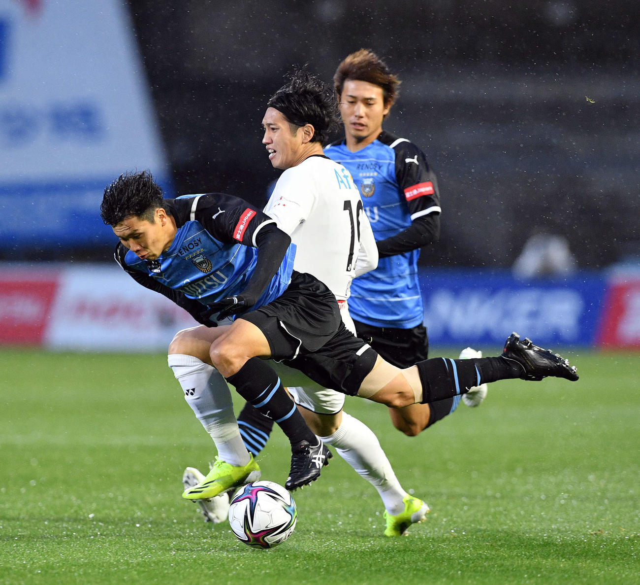 川崎F対柏　前半、競り合う川崎F・DF山根（手前）と柏FW呉屋（中央）（撮影・滝沢徹郎）