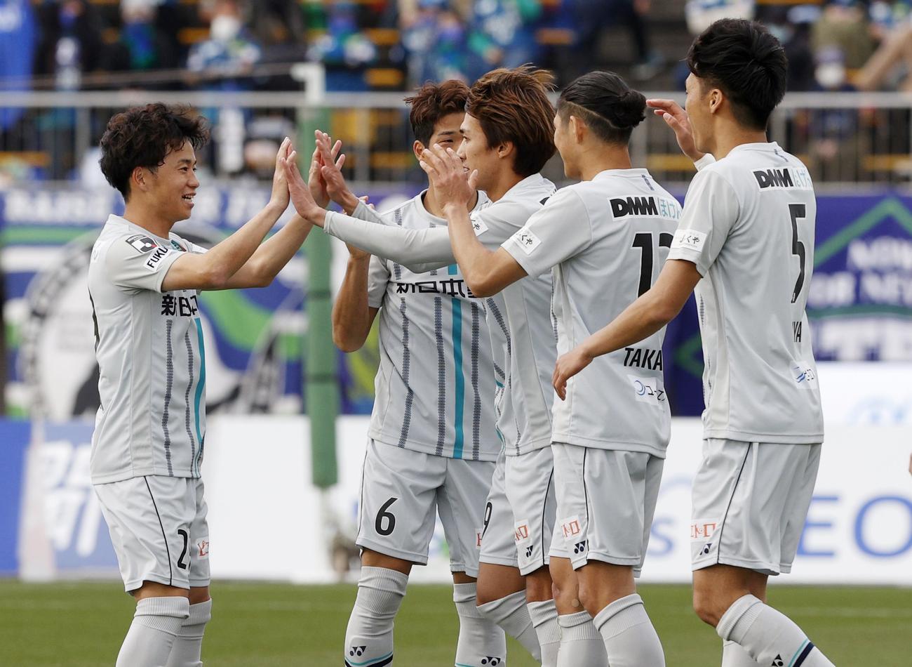 徳島に勝利し、喜ぶ福岡イレブン（共同）