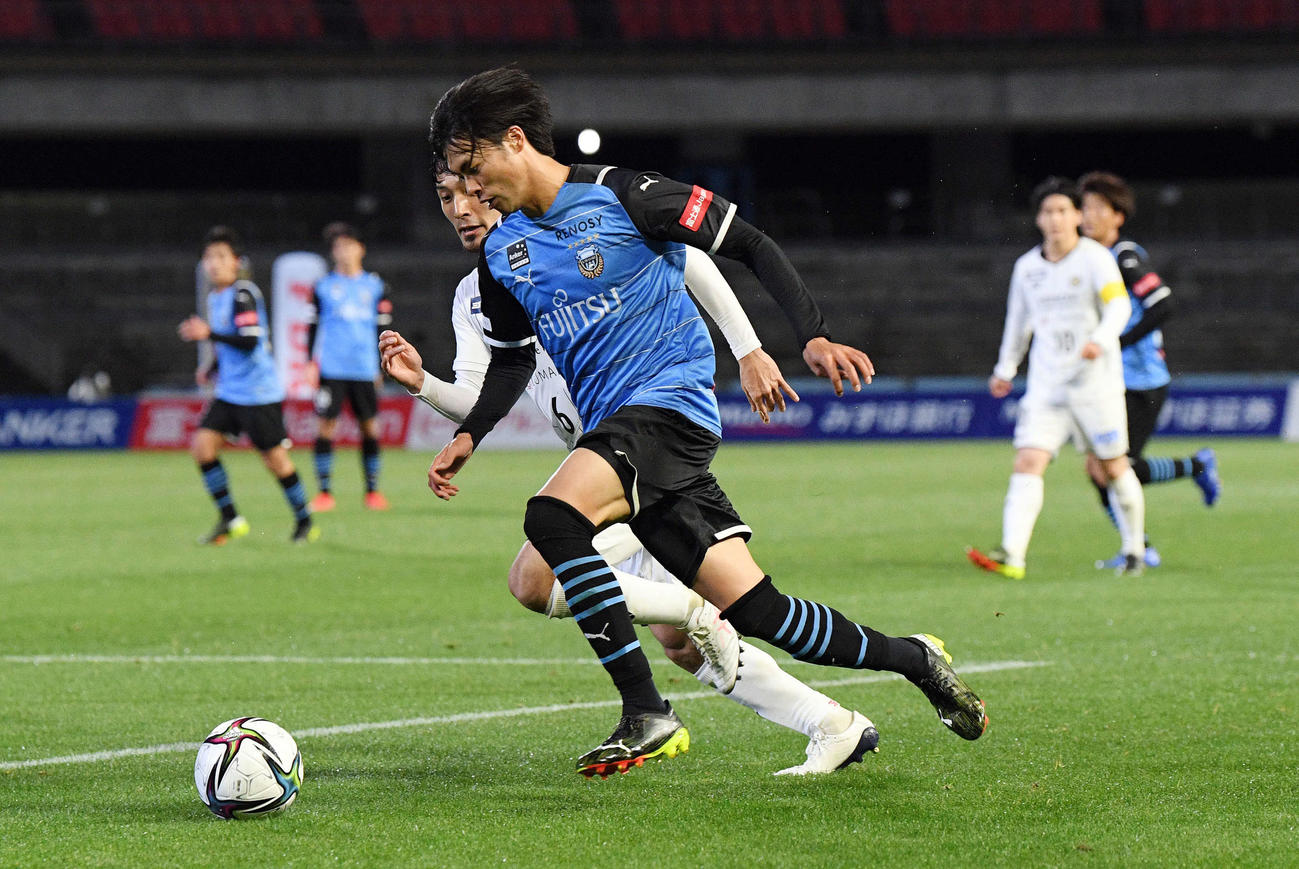 川崎F対柏　後半、ドリブルで攻め込み先制のアシストにつなげた川崎F・FW三笘（手前）（撮影・滝沢徹郎）