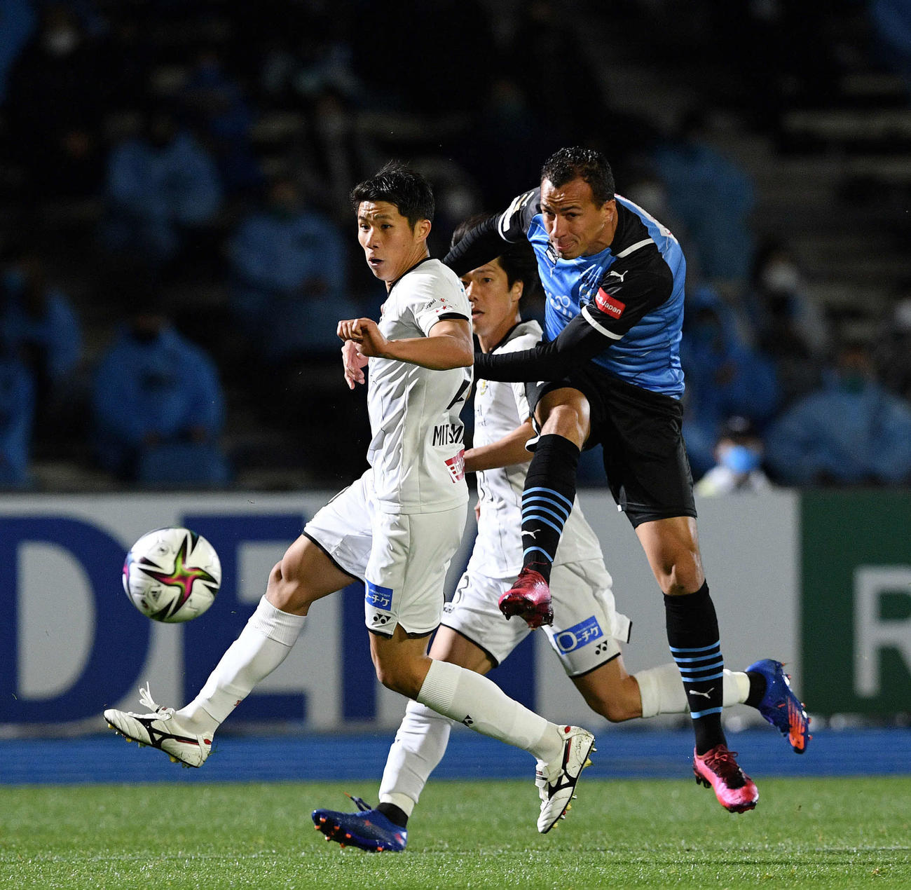 川崎F対柏　後半、シュートを放つ川崎F・FWレアンドロ・ダミアン（右）（撮影・滝沢徹郎）