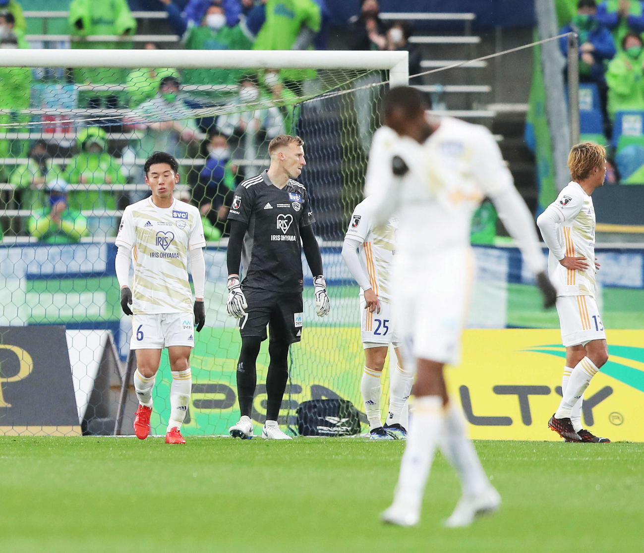 後半、湘南に3点目を許し、険しい表情の仙台GKスウォビィク（左から2人目）（撮影・河田真司）