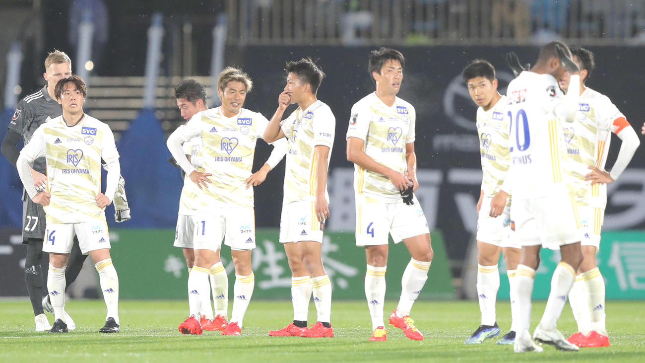湘南に敗れ、整列する仙台イレブン