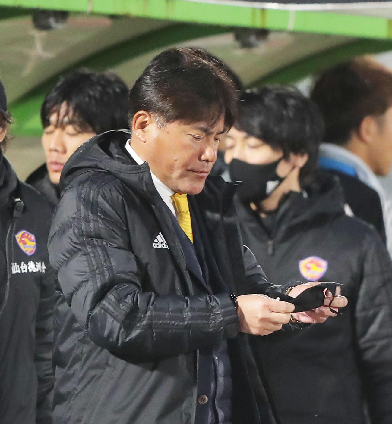 湘南対仙台　湘南に敗れ、浮かない表情で選手を迎える仙台手倉森監督（撮影・河田真司）