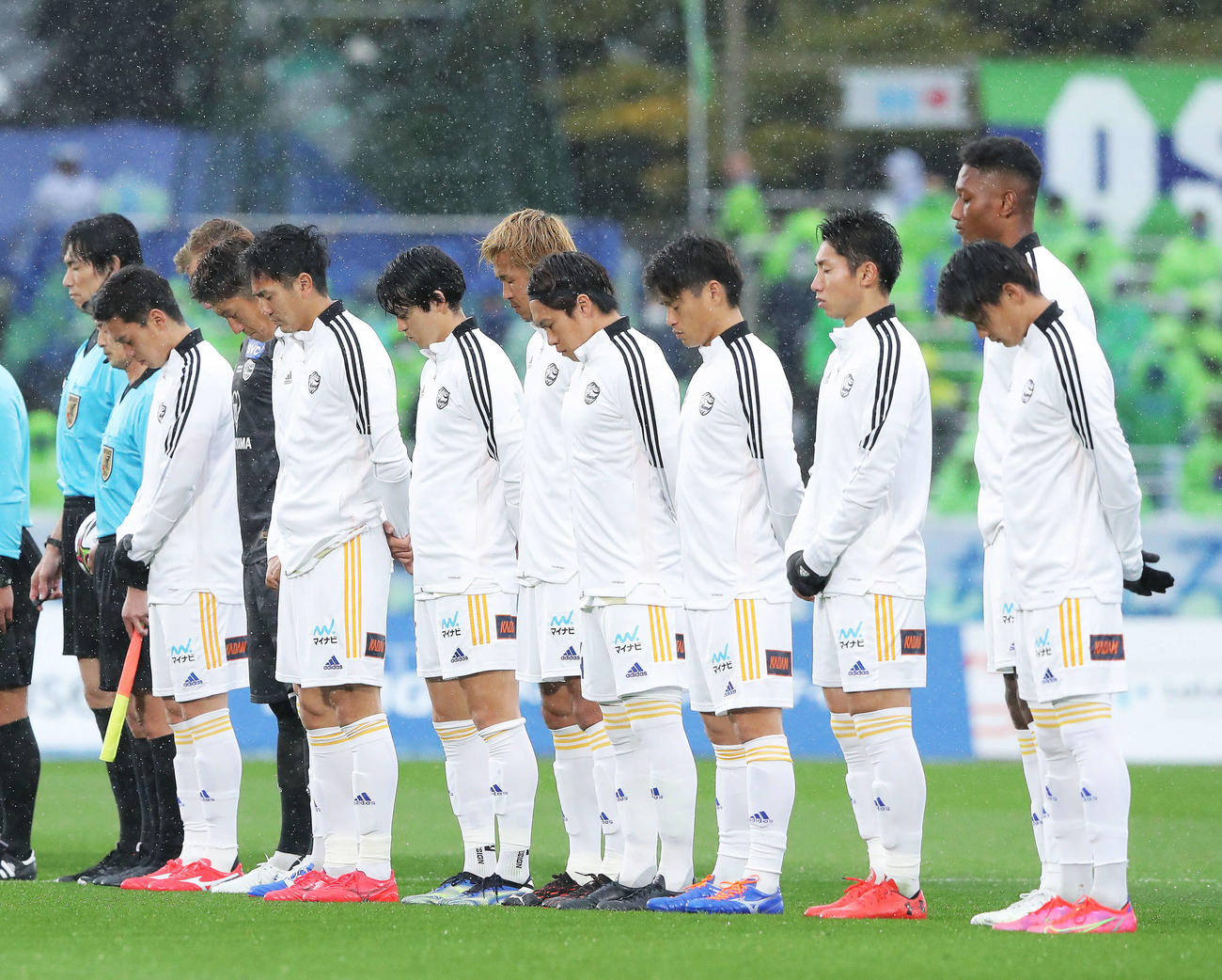 湘南対仙台　試合前、東日本大震災を追悼し黙とうする仙台イレブン（撮影・河田真司）