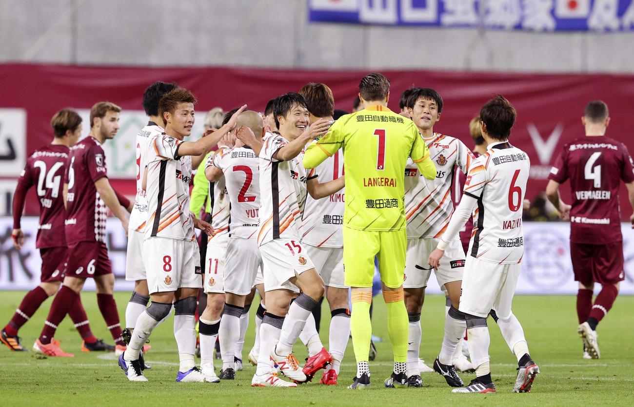 神戸に競り勝ち、喜ぶ名古屋イレブン（共同）