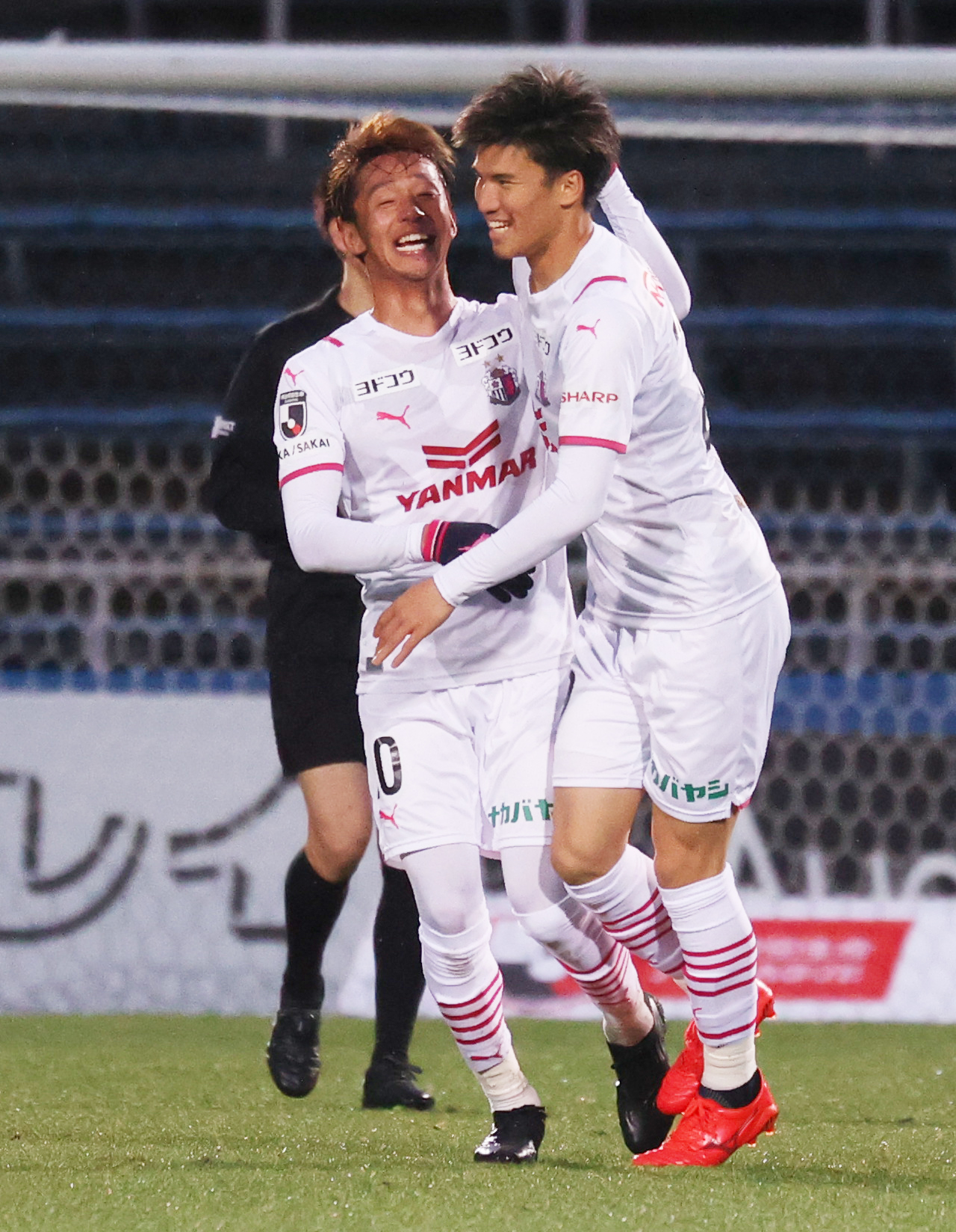 横浜FC対C大阪　後半、ゴールを決めたC大阪FW加藤（右）は、MF清武と喜ぶ（撮影・野上伸悟）