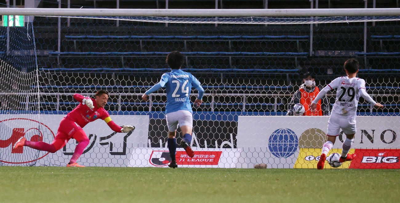 横浜FC対C大阪　後半、ゴールを決めC大阪FW加藤。GK南（撮影・野上伸悟）