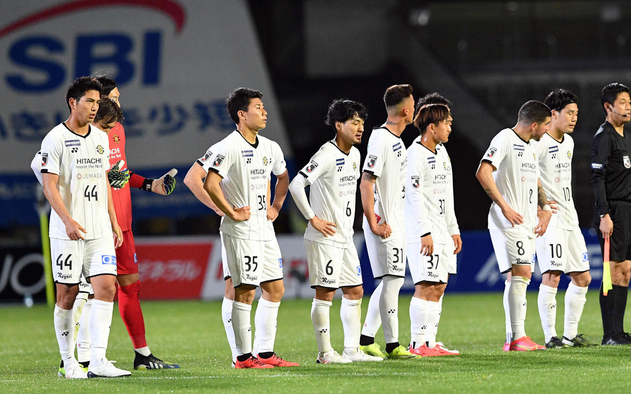 川崎F対柏　試合に敗れ悔しげな柏イレブン（撮影・滝沢徹郎）