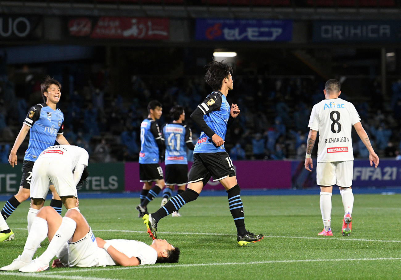 川崎F対柏　後半、先制のアシストを決めた川崎F・FW三笘（中央）（撮影・滝沢徹郎）