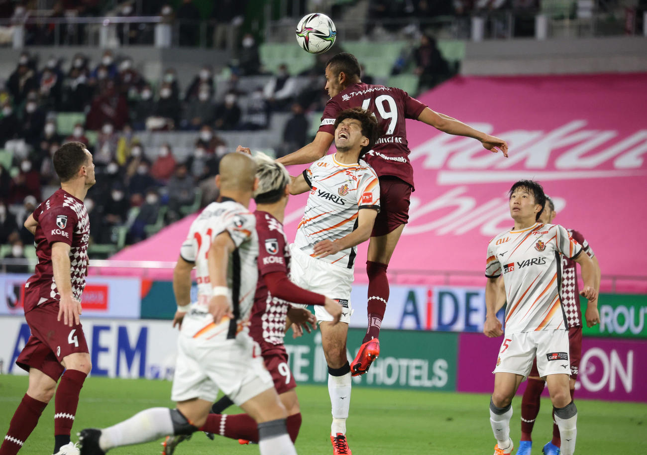 神戸対名古屋　後半終了間際、神戸FWドウグラス（中央上）がヘディングで攻め込むもゴールならず（撮影・渦原淳）