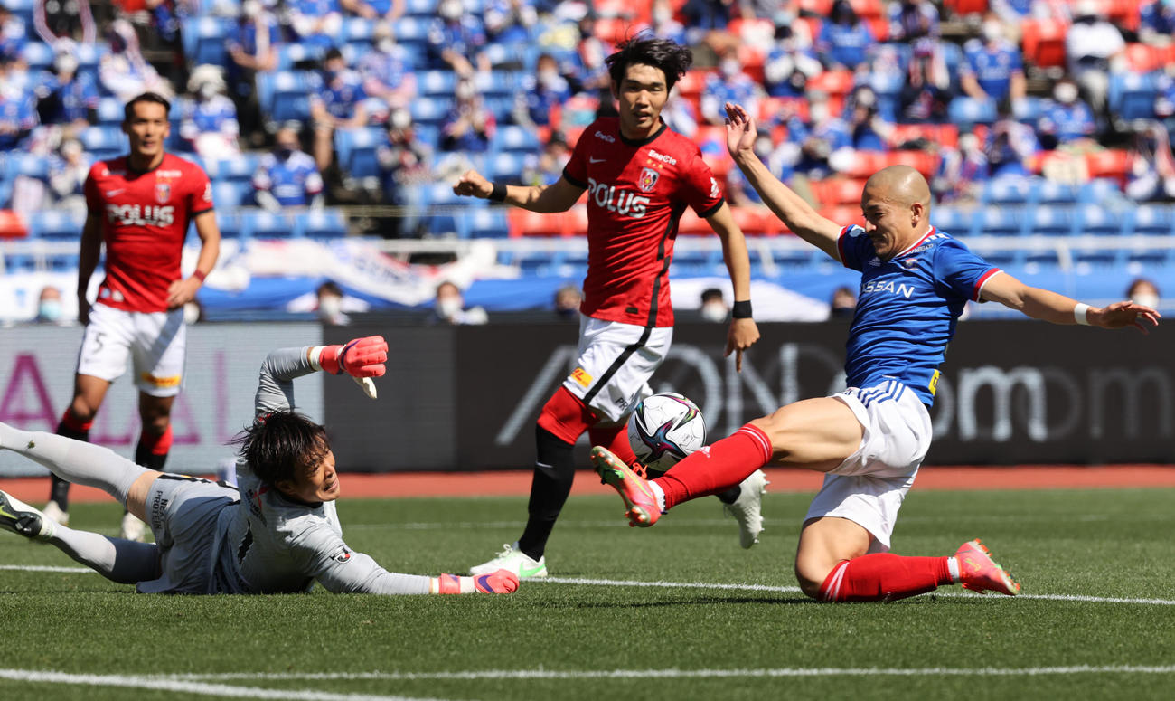 横浜対浦和　前半、先制ゴールを決める横浜FW前田（撮影・野上伸悟）